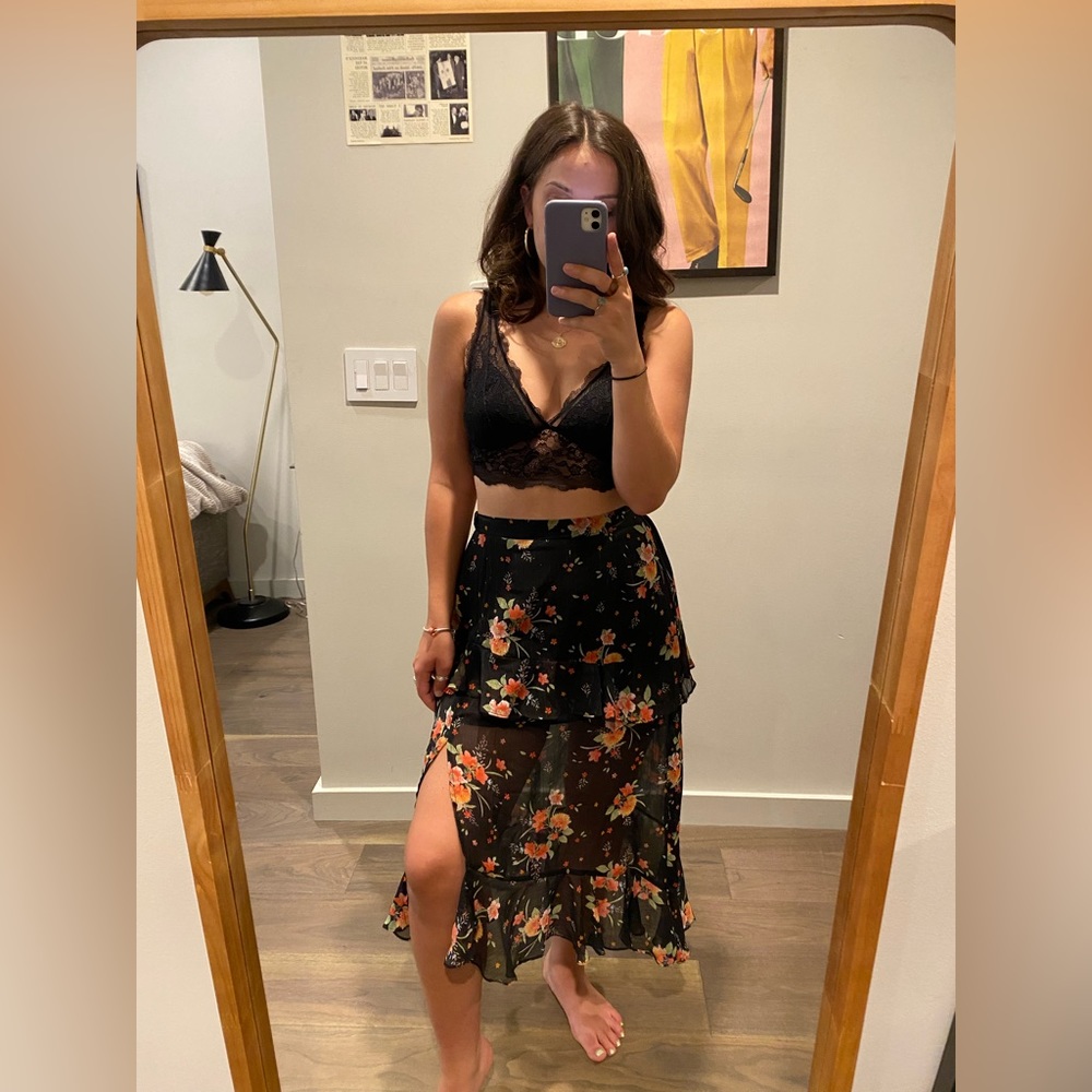 Selling this beautiful topshop floral skirt.